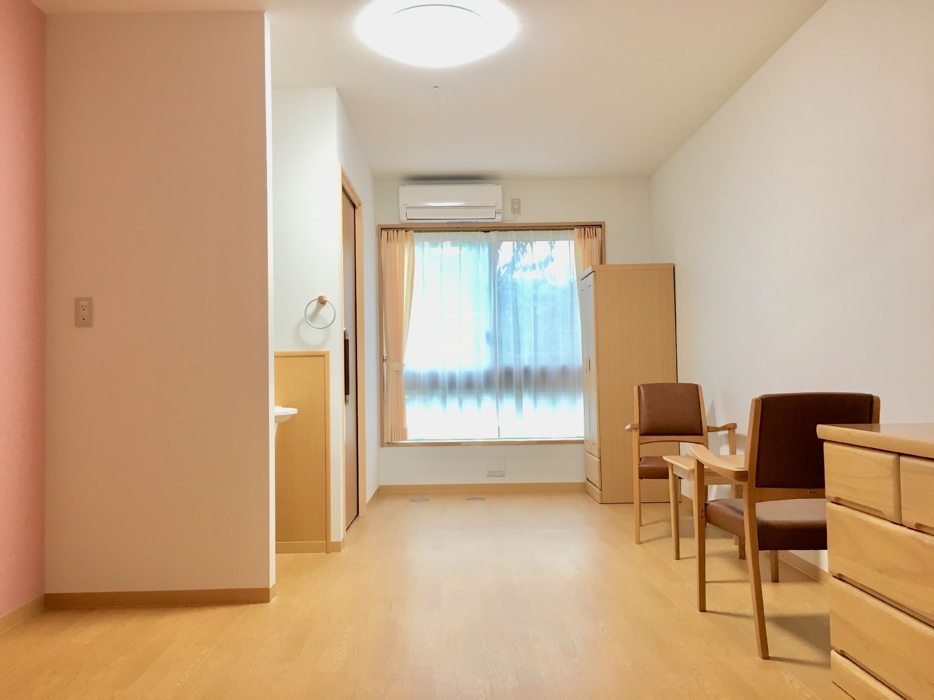 食事をしている高齢者夫婦の様子。品数のそろった食事を食べている写真