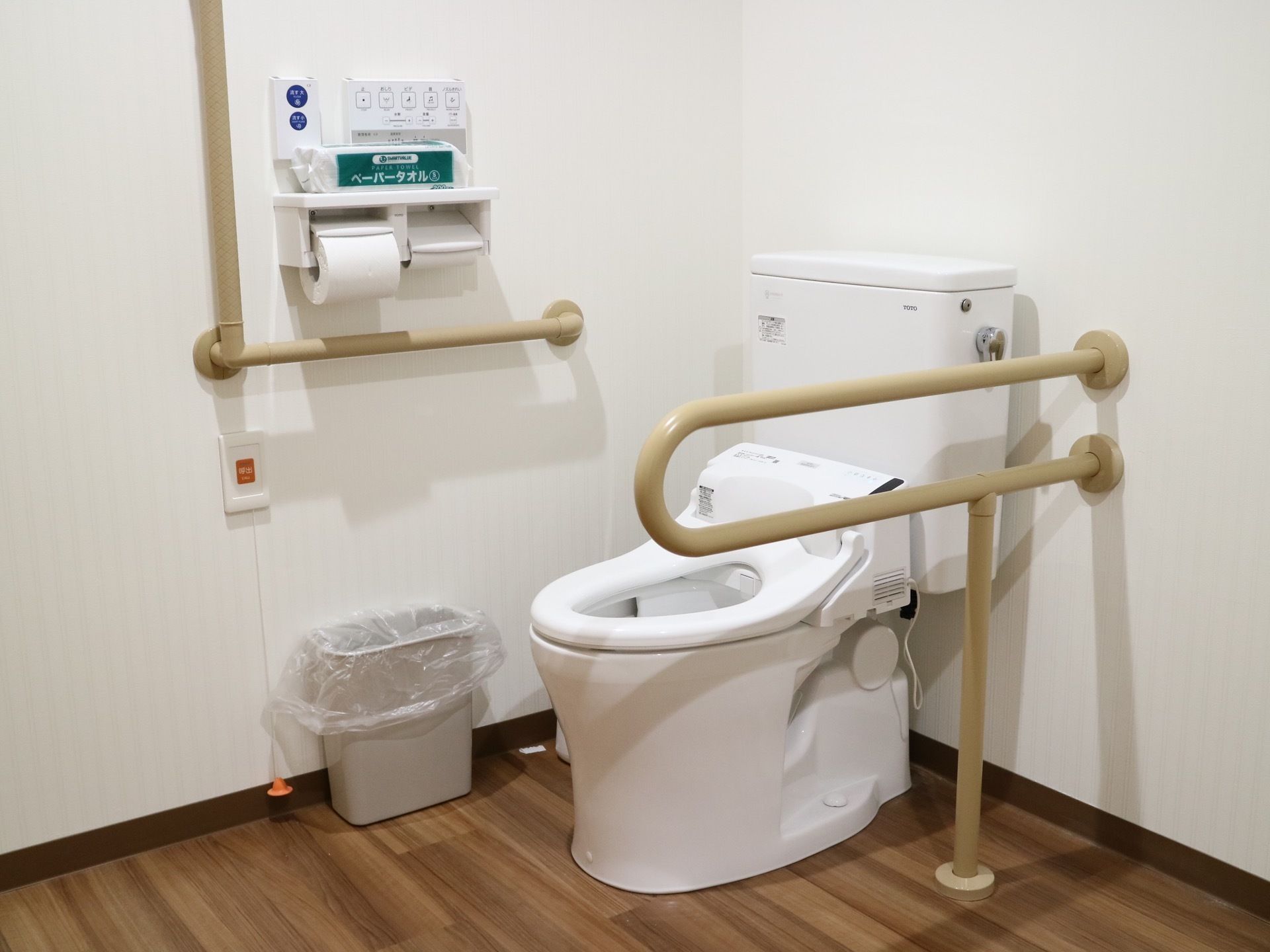 広い個室を備えたトイレ。便座の横のホルダーに収まったトイレットペーパーとは別に、ペーパータオルが常備されている。