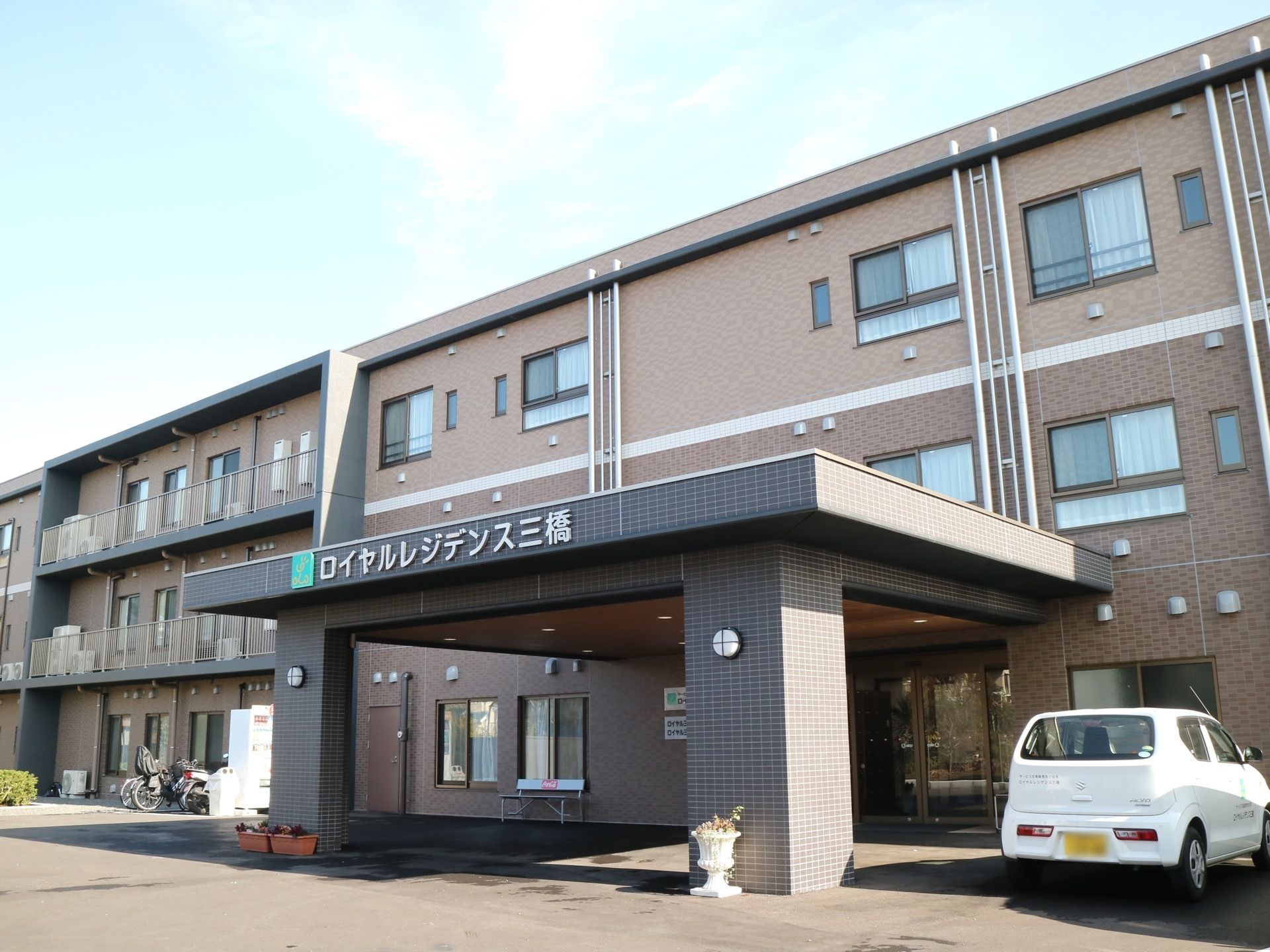 施設建物は３階建て構造となっている。外壁にはレンガデザインの化粧パネルが使用されており、玄関の張り出しには施設名が掲示されている。