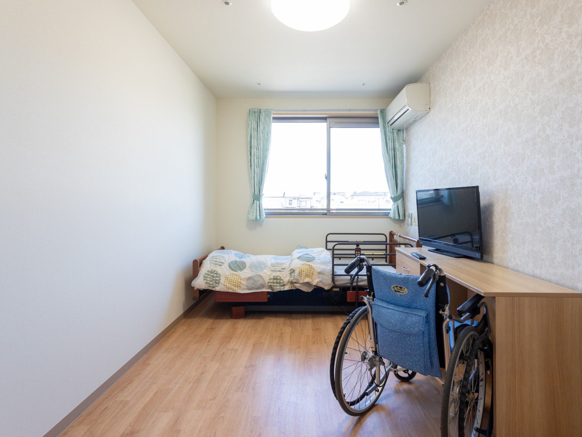 車椅子とベッドのある部屋
