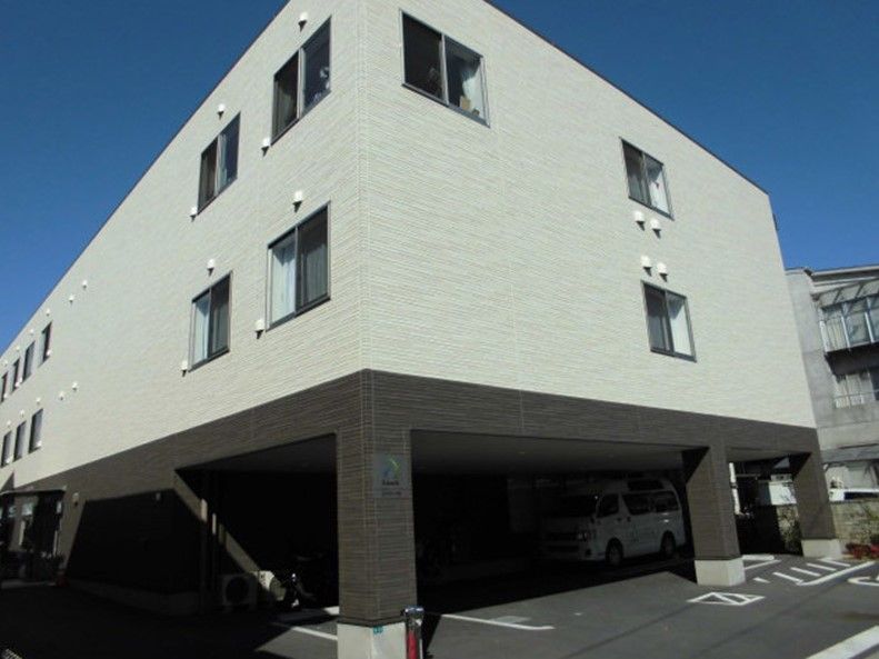 1階の一部が駐車スペースになっている3階建て建築物