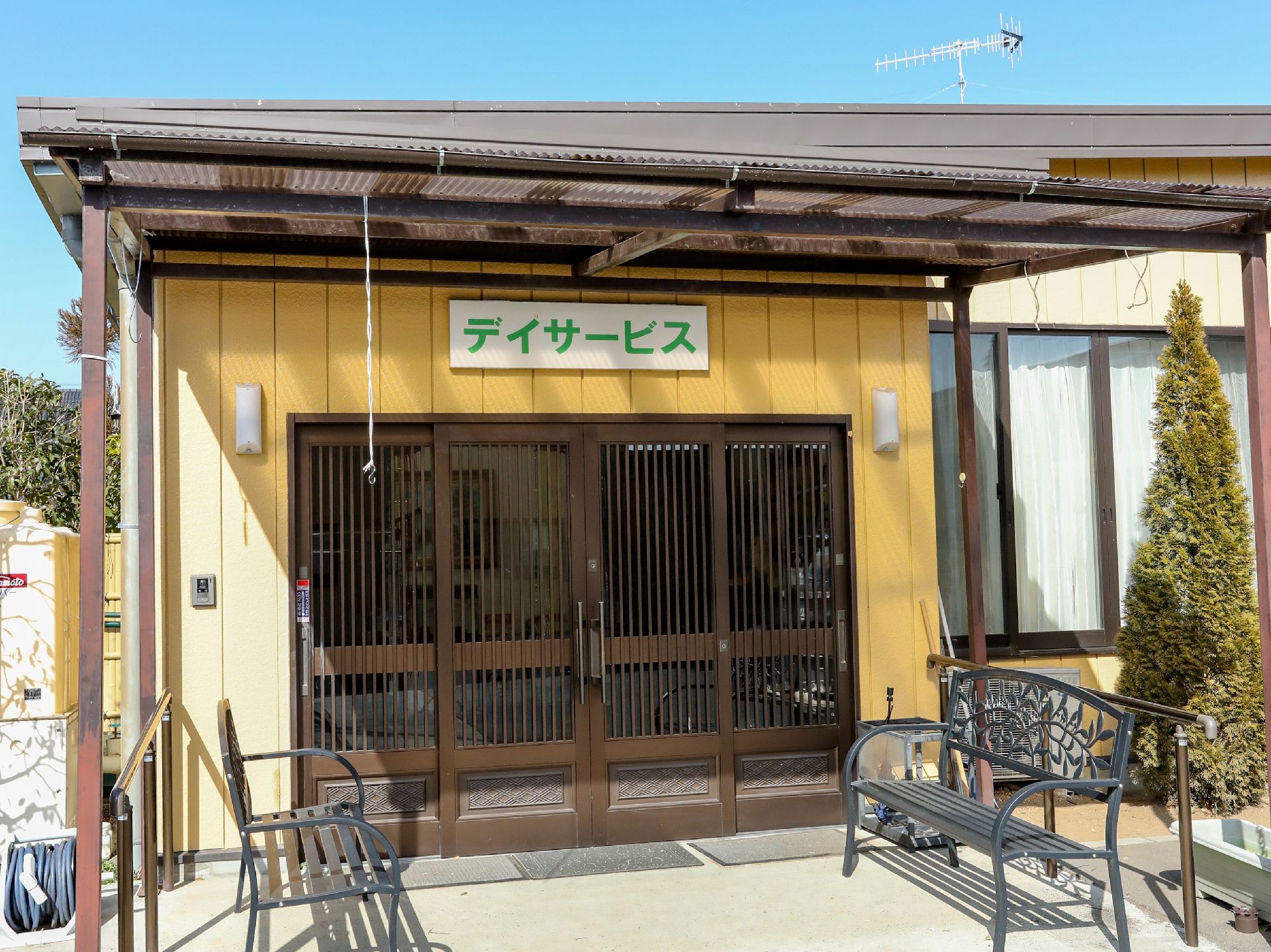 休憩用の椅子が置かれている玄関