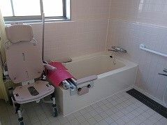 レールが付いた浴槽や車いすタイプのリフトが設置された浴室には大きな窓が付いている。