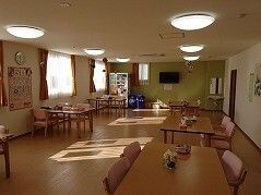 複数のダイニングテーブルが置かれた食堂。ゆったりとした配置となっていて、壁掛けテレビも設置されている。