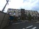 円形に広がる建物の外観