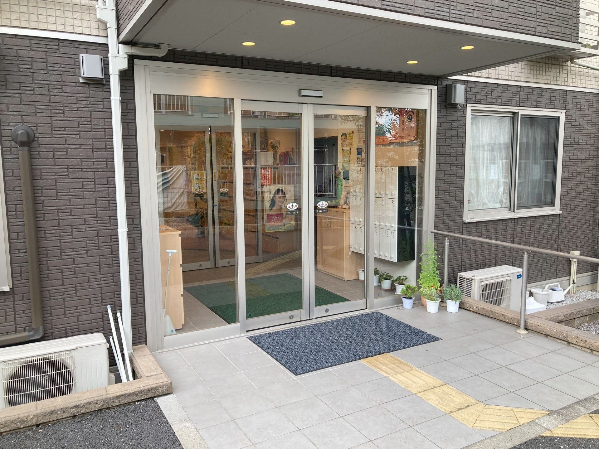 入り口の明るいエントランス