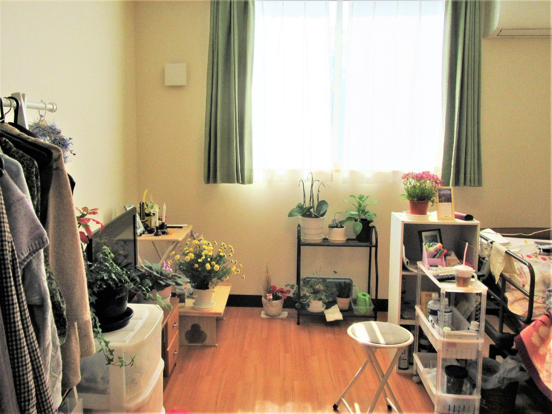 生活用品が並べられている洋風の部屋の様子。施設内の居室に必要なものを持ち込んだ時の写真