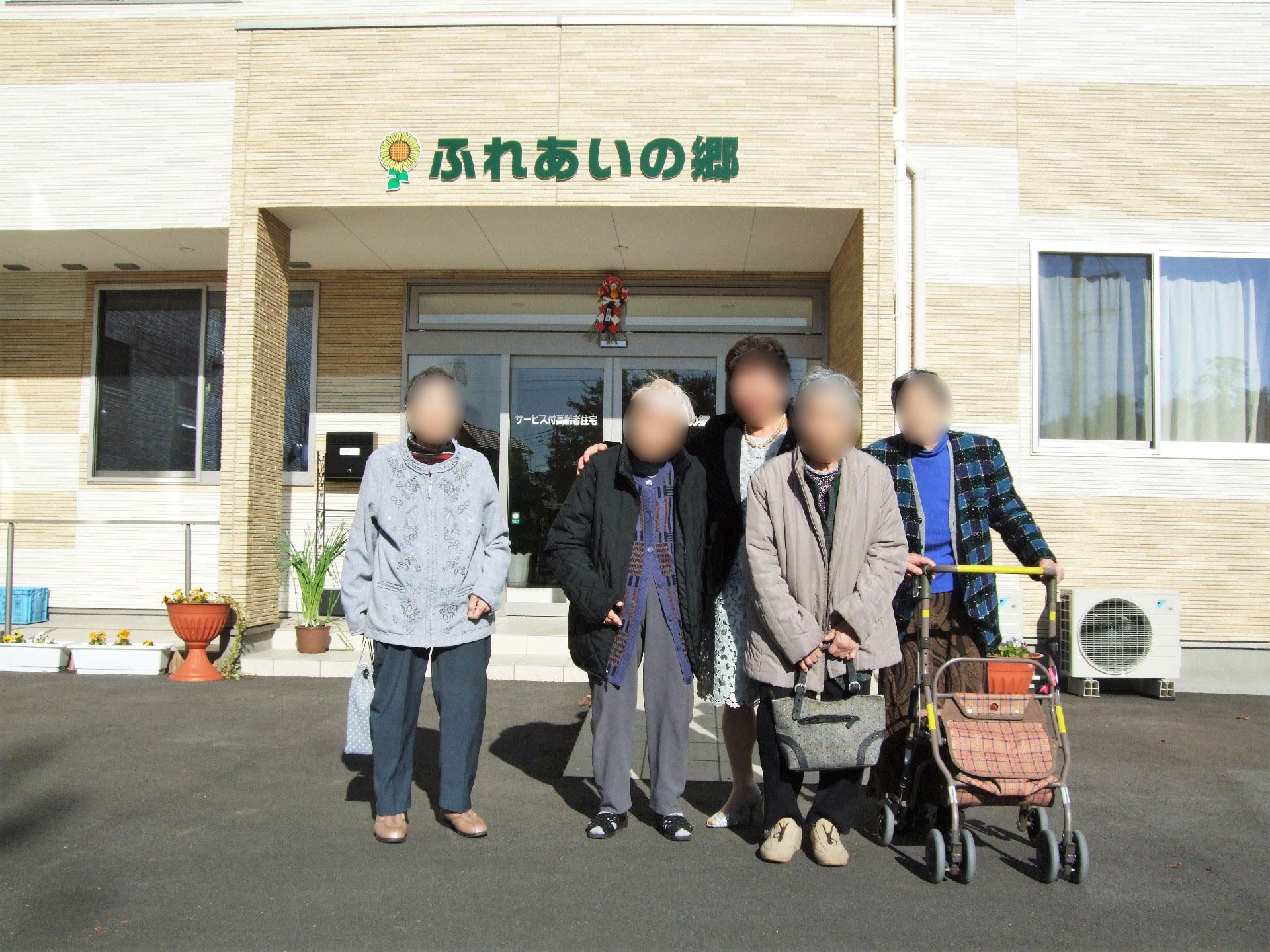 ひとりで部屋でくつろいでいる男性。ホワイトを基調とした部屋で明るい様子が分かる