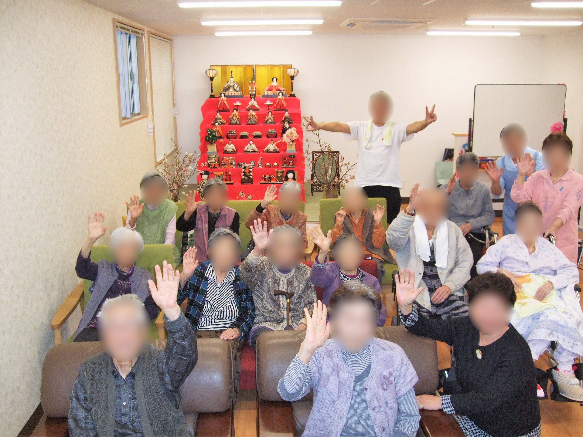 デジカメの画像を見ながら微笑んでいる男女。楽しそうに笑っている高齢者のグループ