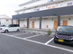 広々とした施設の駐車場