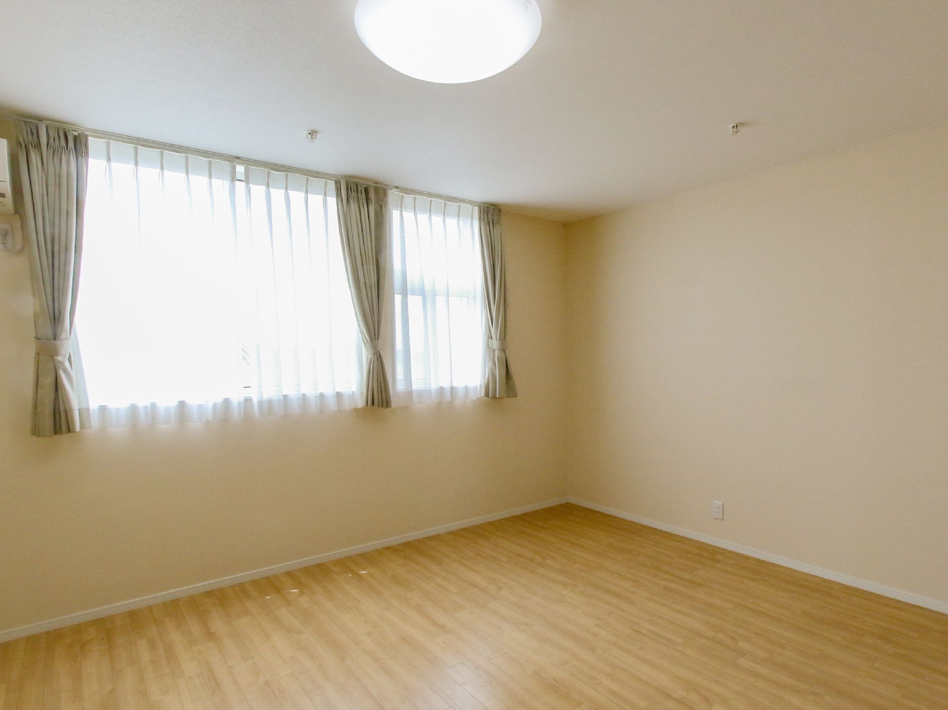 大きな窓が設置されている広い居室