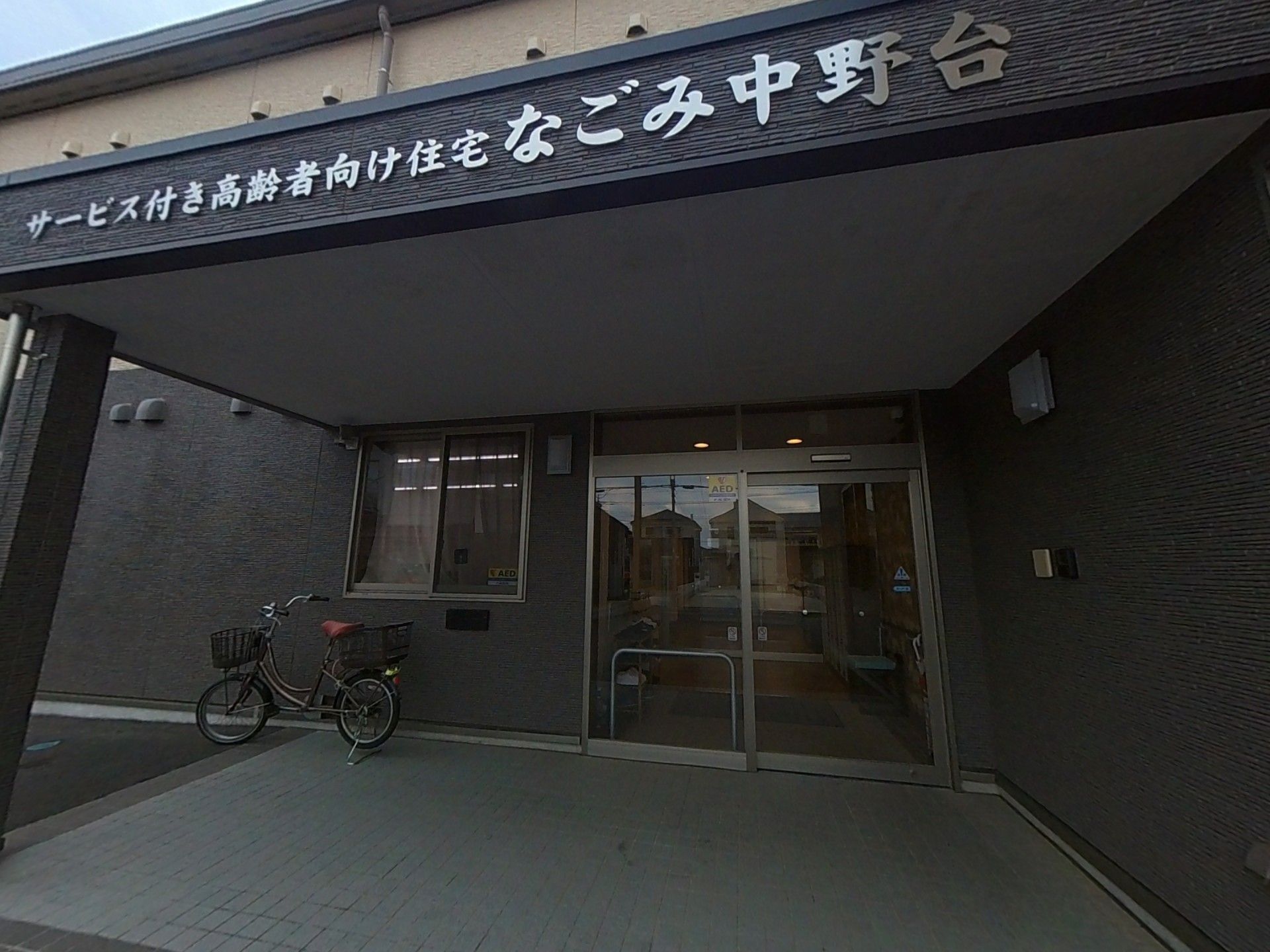 入口が広い施設正面