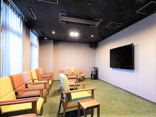 大画面テレビが壁に設置され、映画やカラオケが楽しめるお部屋