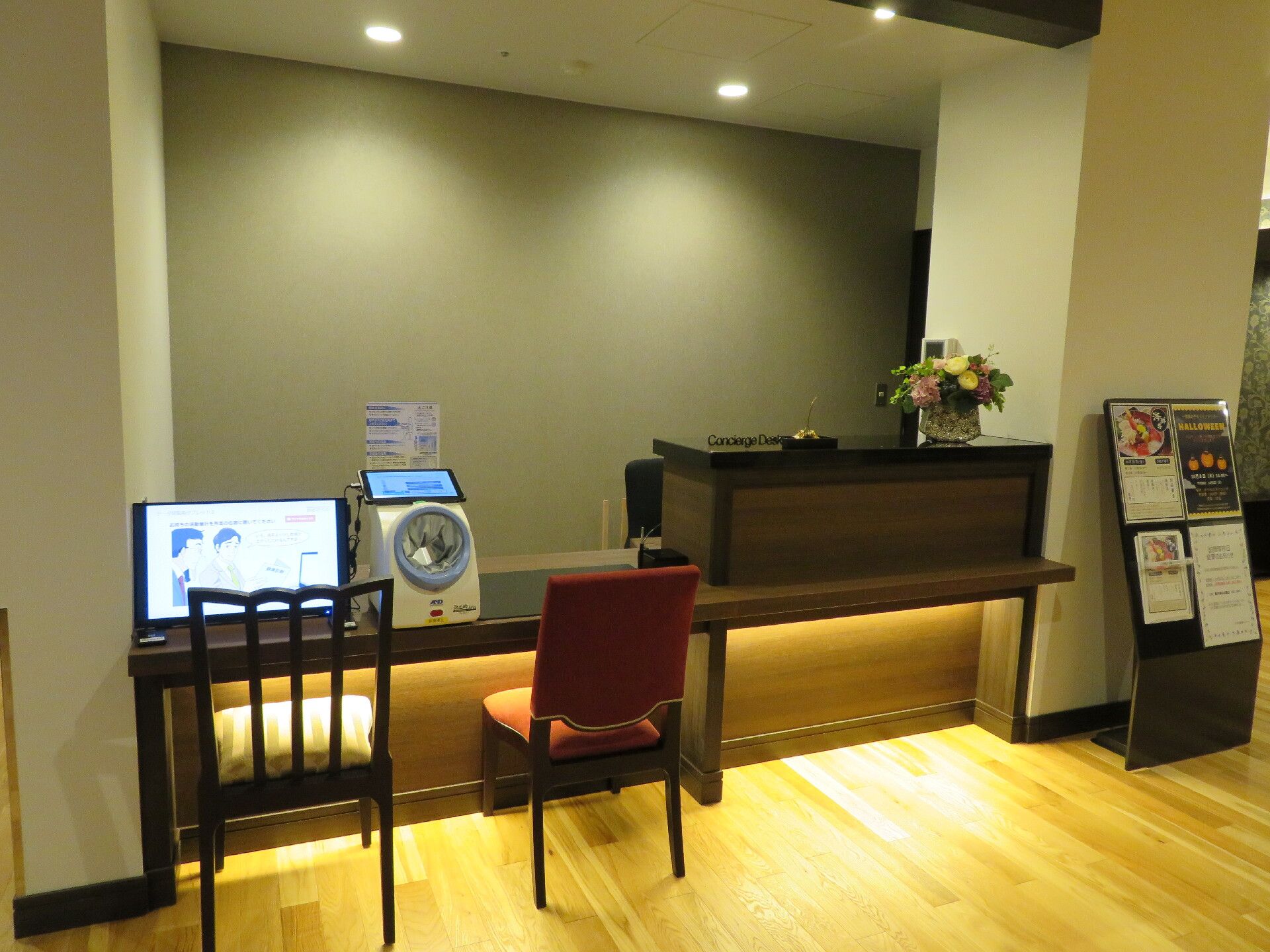 大画面テレビが壁に設置され、映画やカラオケが楽しめるお部屋