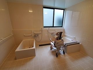 洗い場の広い浴室には２つの浴槽が設置され、大きな窓も付いている。２つの浴槽のうち、一つは機械浴。