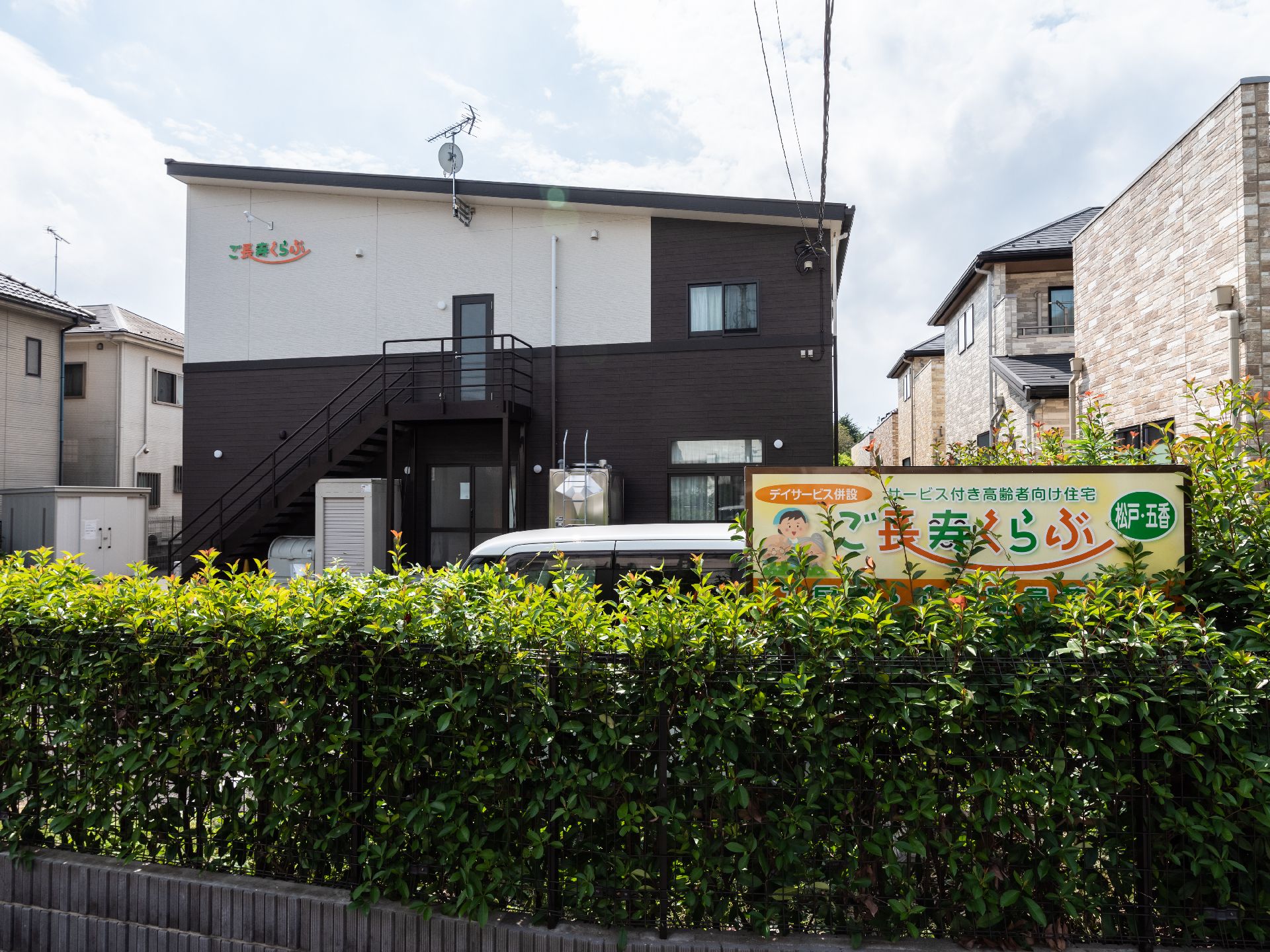 施設の周りには、木を設置