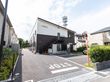 施設入口前には、カーブミラーを設置