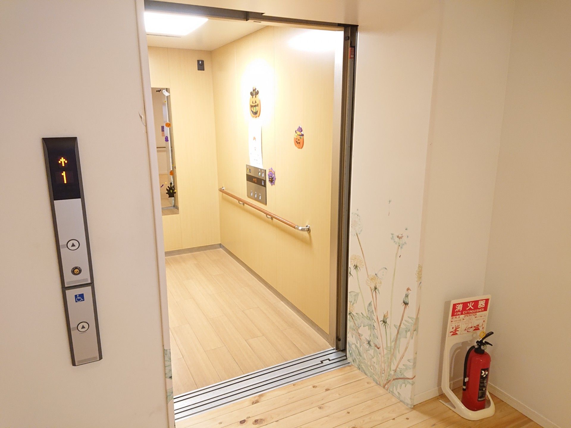 手すりのついたエレベーター