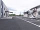 静かな住宅街の介護施設外観