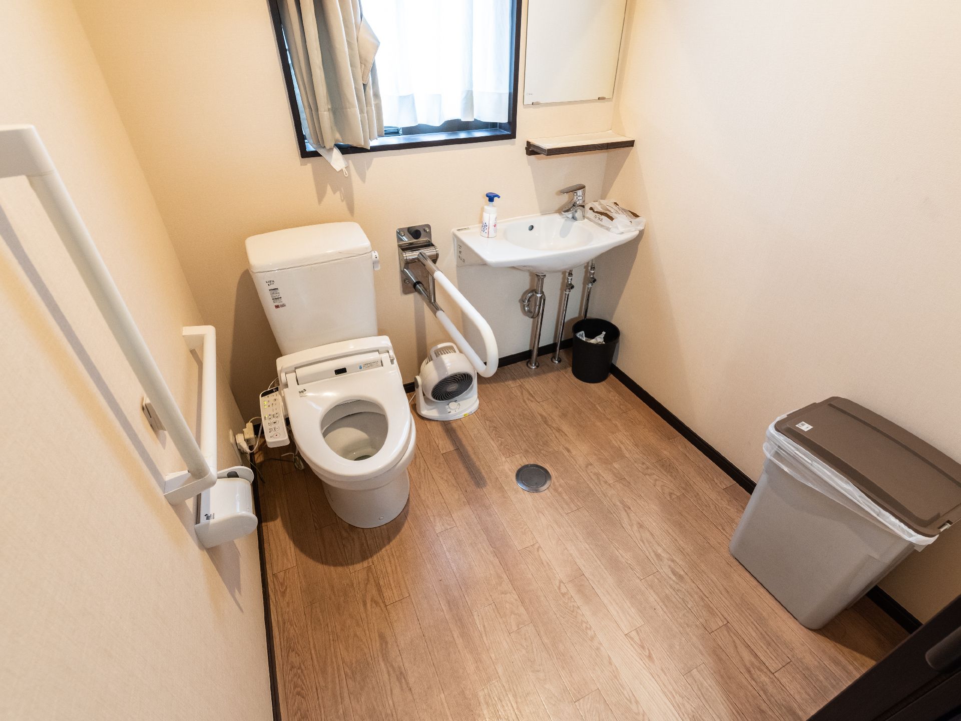 温水洗浄便座付きのトイレには、壁に手すりを設置