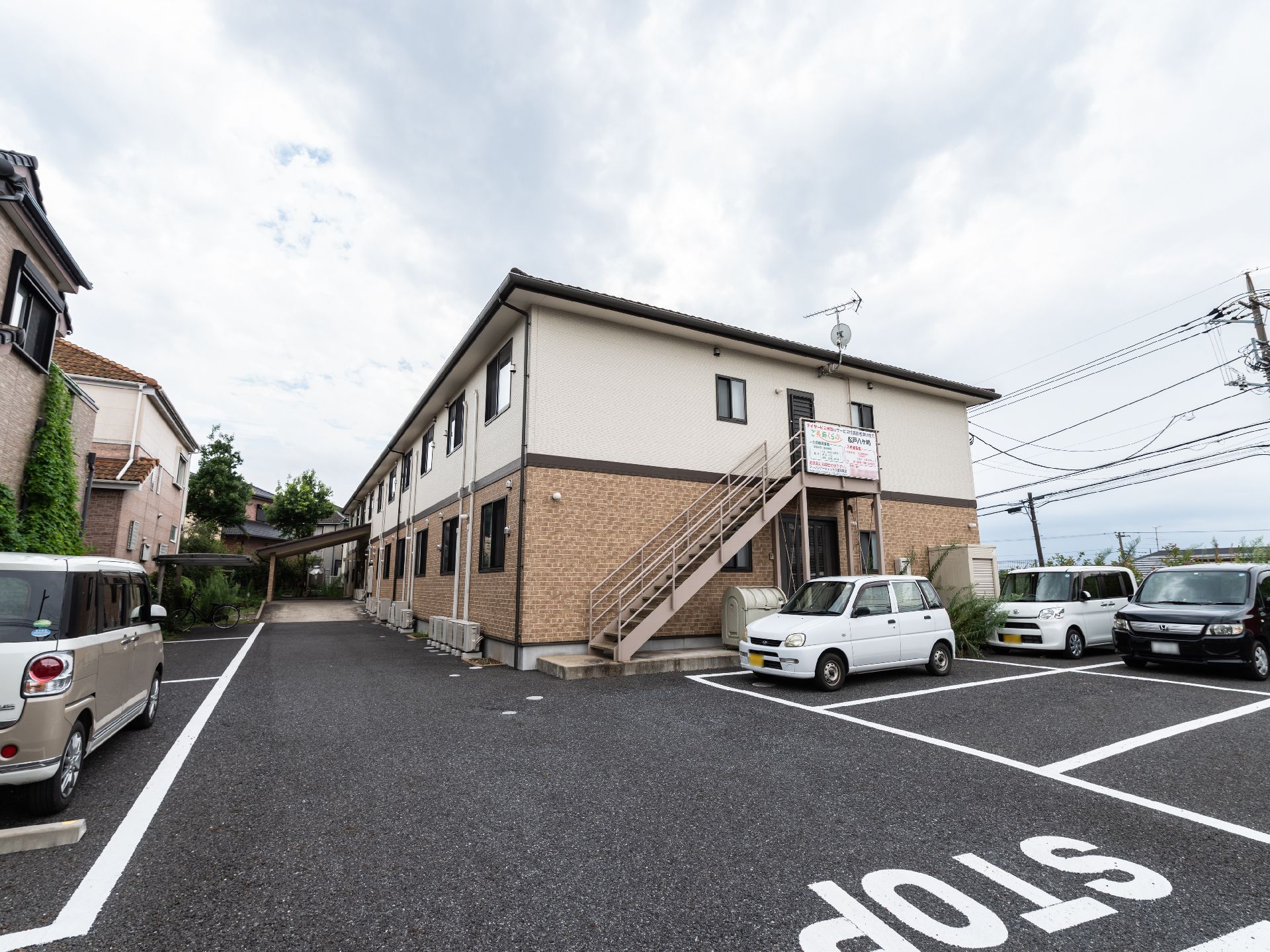 施設のすぐ側には、駐車場を完備