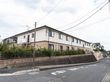 施設の周りには、木を設置