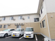 介護施設の屋外駐車場と建物