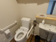 バリアフリー対応の明るいトイレ空間