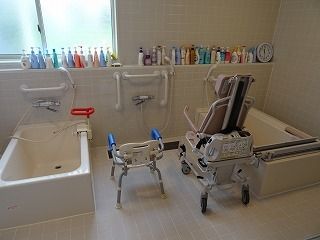 窓のすぐ下にある棚にはたくさんのシャンプーが並んでいて、一人用の浴槽が二つ設置され、機械浴もある。