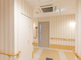 介護施設の明るい廊下と情報掲示板