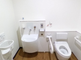 バリアフリーなトイレ設備の部屋