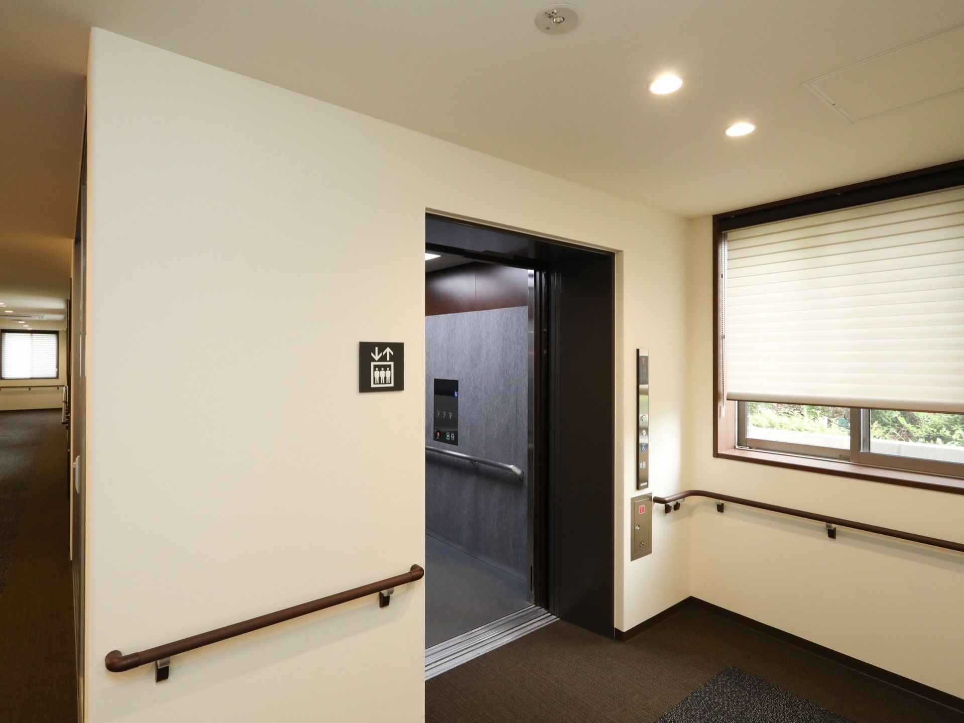 施設館内に完備されている大型のエレベーターである。扉は開かれ、庫内に手すりが設置されているのが見える。