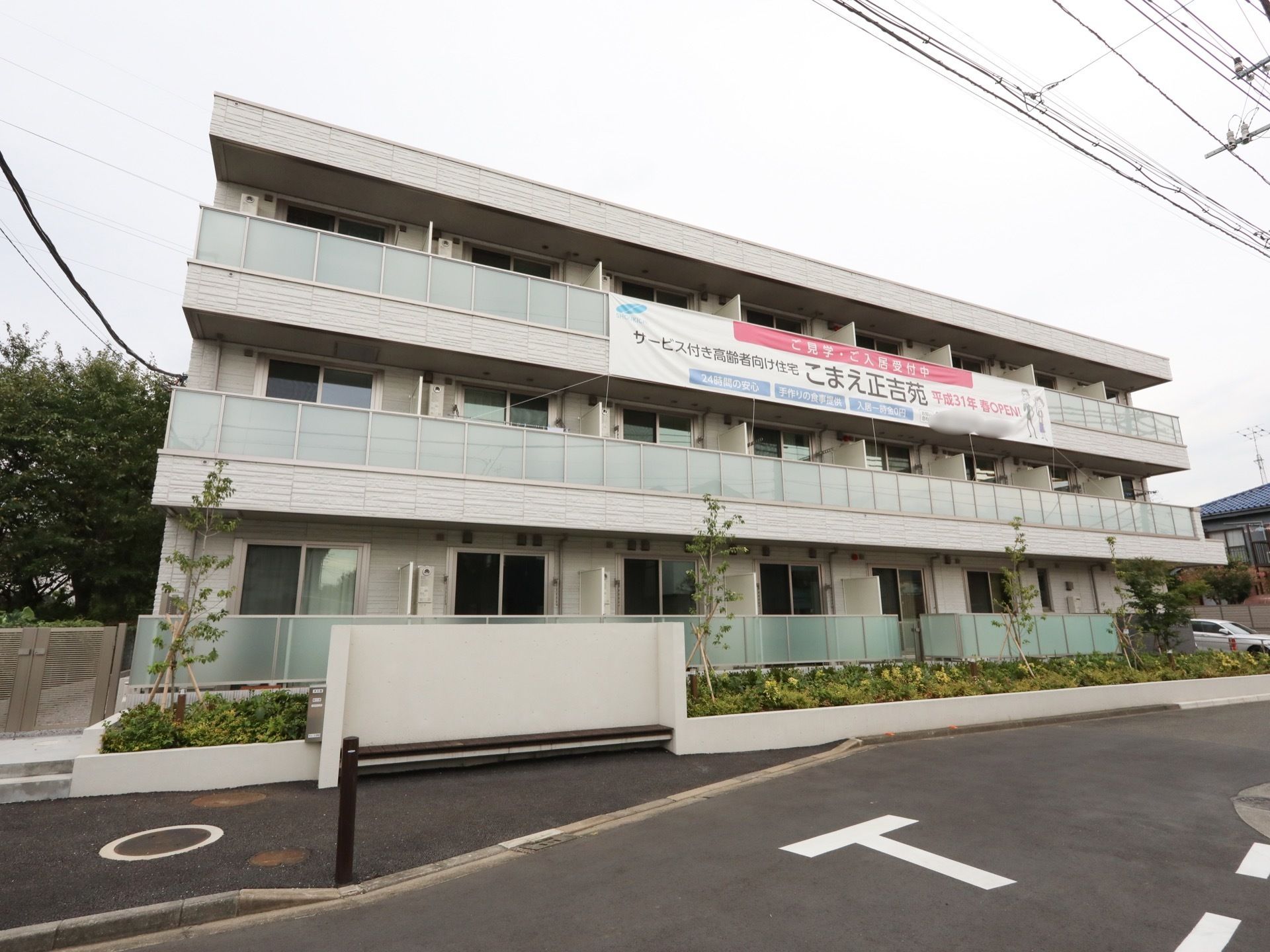 閑静な住宅街に立地している３階建の施設である。各階にはベランダを完備しており、駐輪場を所有している。