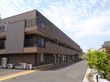 最上階に「エクラシア東久留米」と書かれている茶色い外壁の3階建て建築物