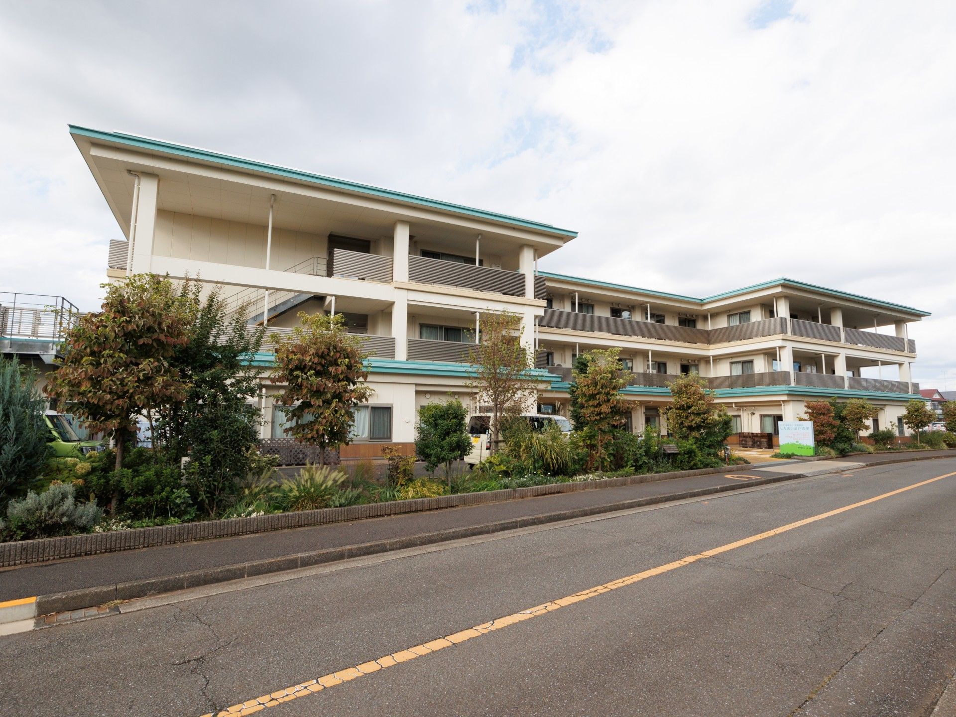 木々に囲まれたた建物