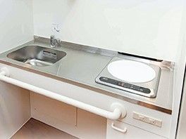 施設内の居室に備え付けられているキッチンスペースの写真