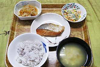 ゆかりごはんと味噌汁、焼き鮭や和え物のセット
