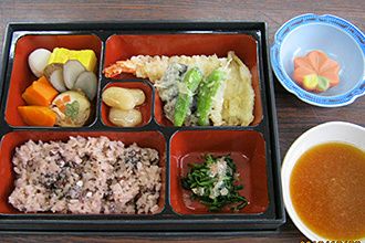 赤飯と天ぷらの盛り合わせ、野菜の煮物のセット