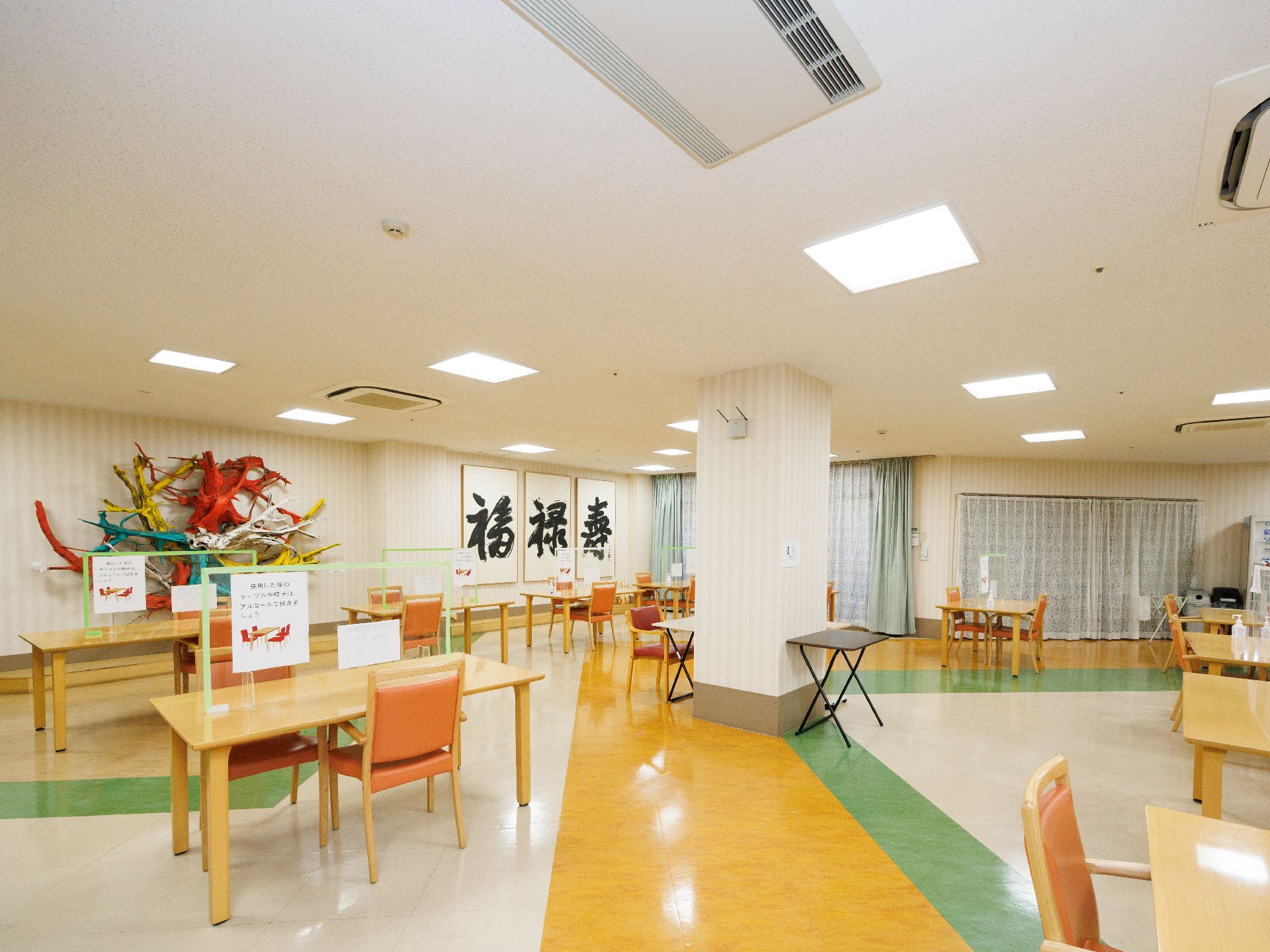 パーテーションを設置したダイニングルーム