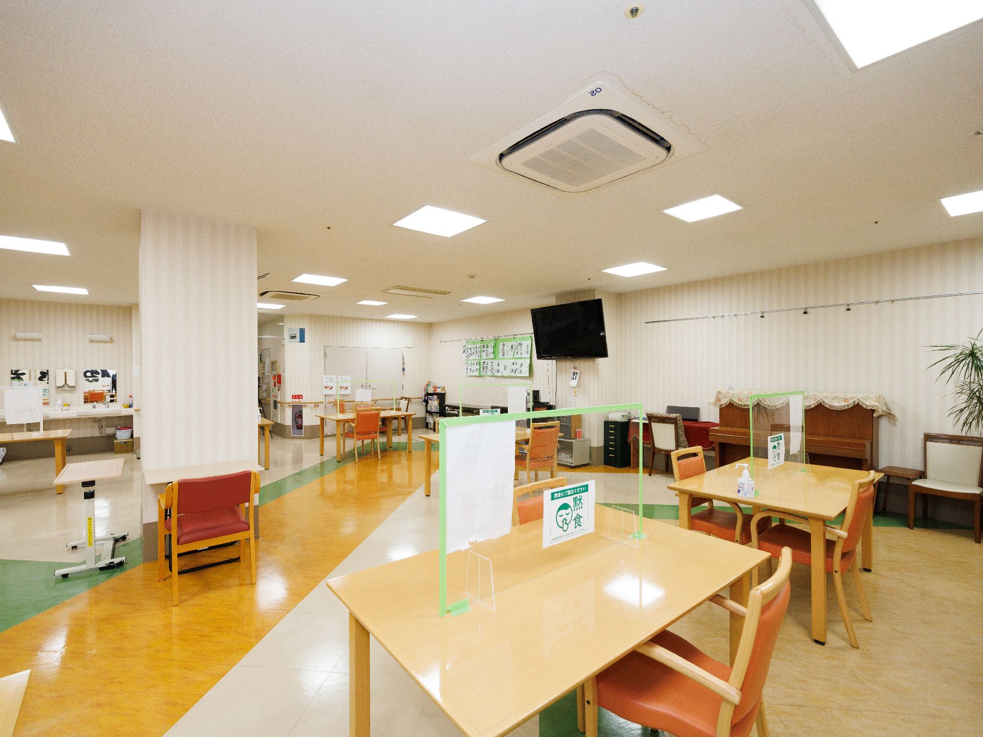 テレビを設置したダイニングルーム