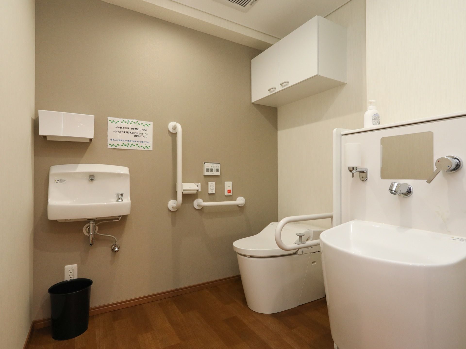 トイレは清潔感のある、白とグレーの内装でまとめられている。広くスペースが設けてあるので、車椅子を使う方も出入りがしやすい。