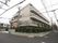 施設の建物は、住宅街の角地にゆったりと建っている。周囲はブロックと生垣で覆うなど、防犯対策が施されている。