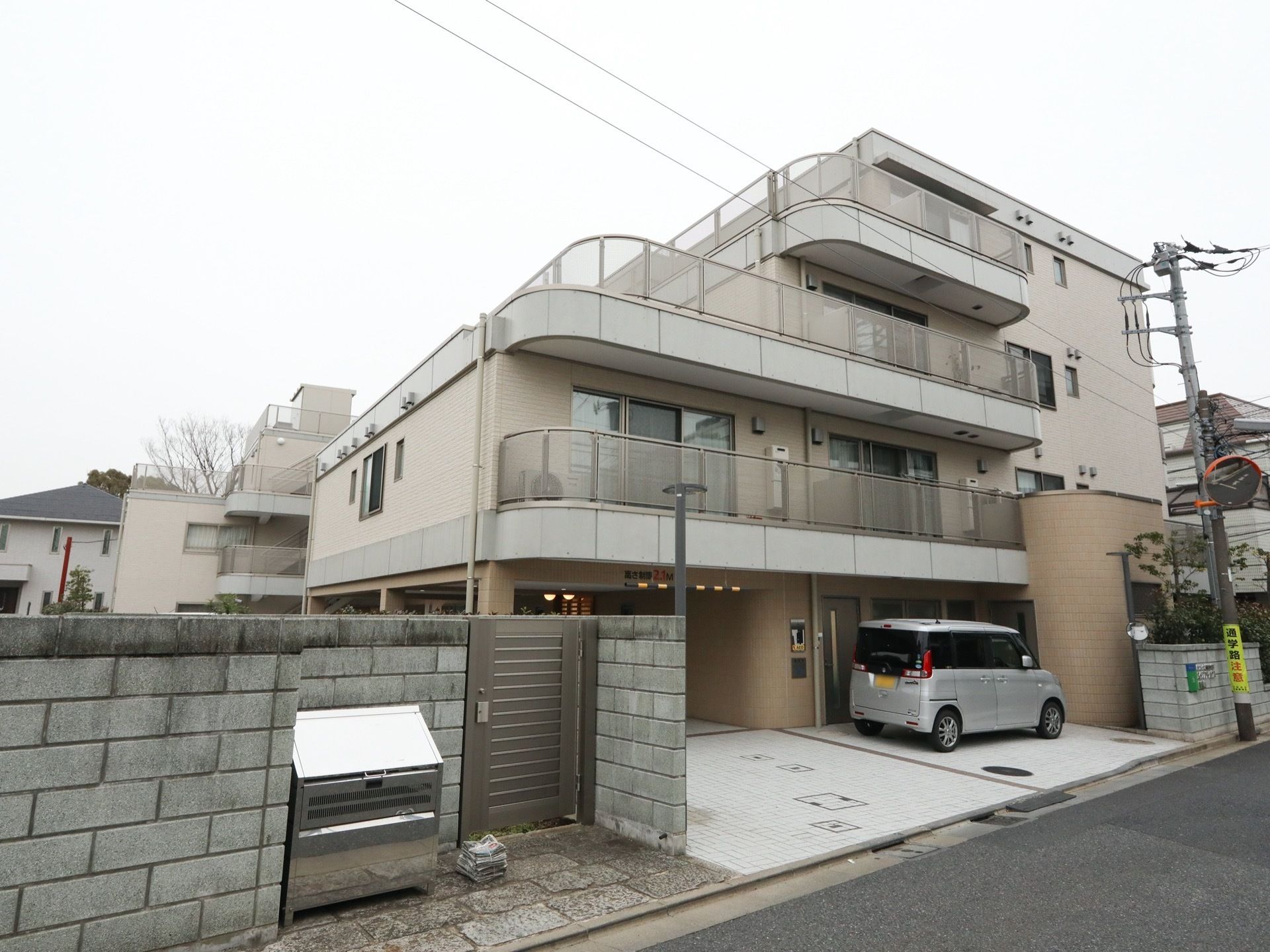 建物には窓が多数設置され、室内に日の光が取り込めるようにデザインされている。個性的な造形の外観で、高級さが感じられる。