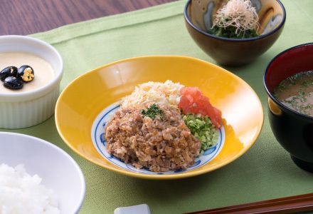 細かく刻んだ肉や野菜のワンプレートとごはんと味噌汁のセット