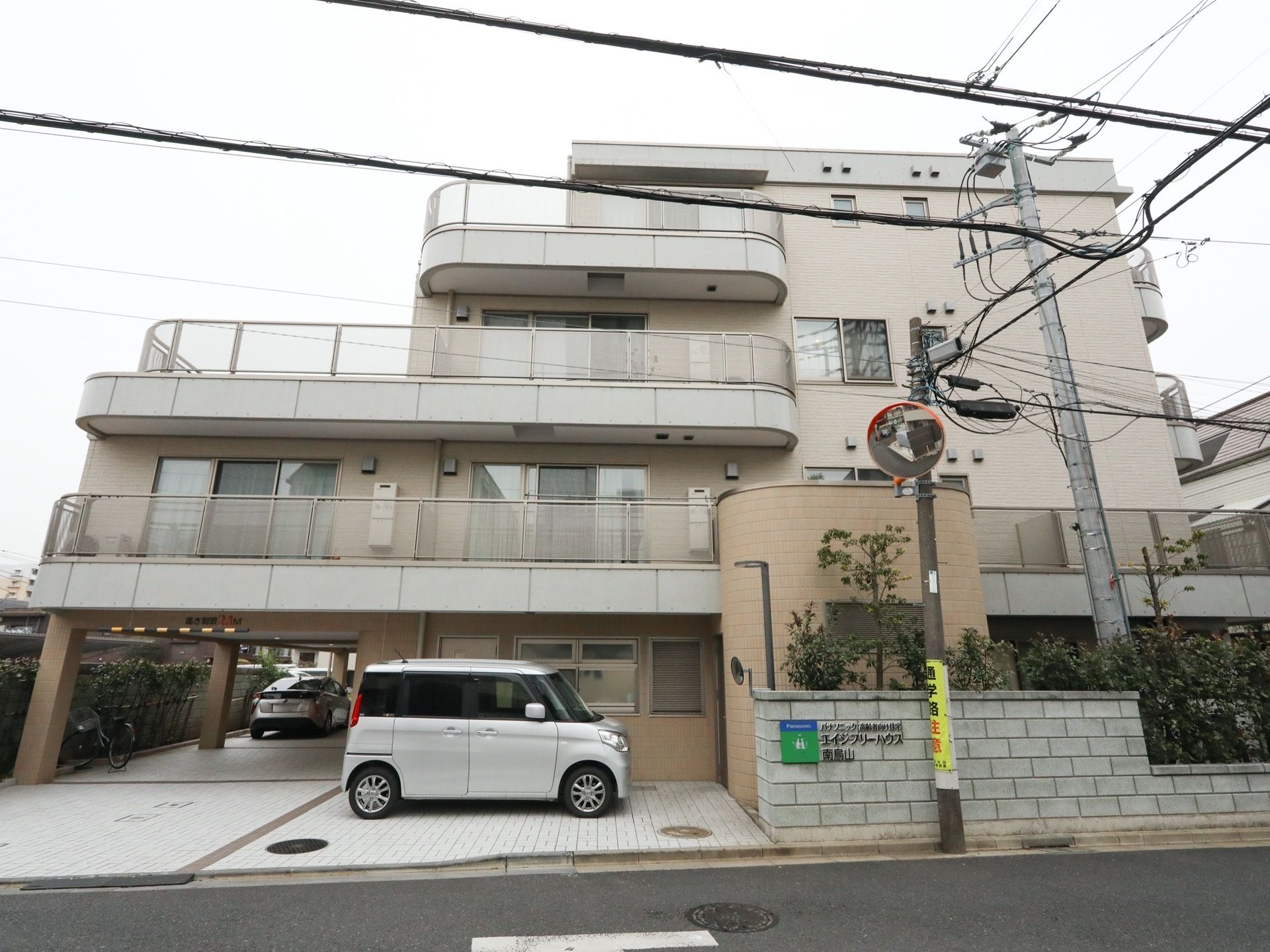 施設は4階建てで、個性的なデザインで建てられている。各居室はベランダに面した造りで、日当たりは良好。