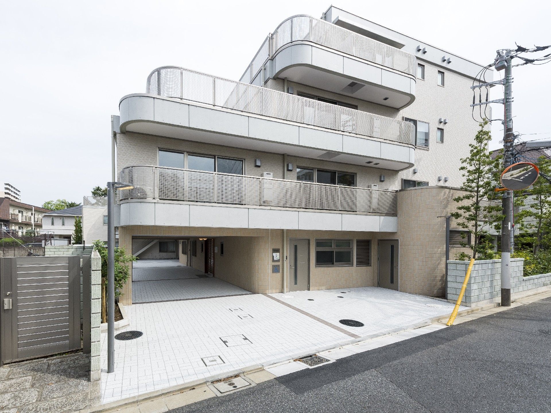各フロアにベランダが付いたブラウン系のマンションのような外観。玄関には段差もない。
