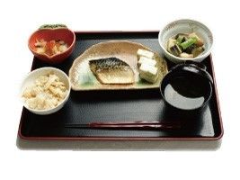 黒いトレーには吸い物や炊き込みご飯、サバの塩焼きに煮物などが並んでいる。