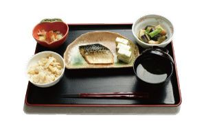 焼き魚と野菜の煮物と炊き込みご飯と吸い物のセット