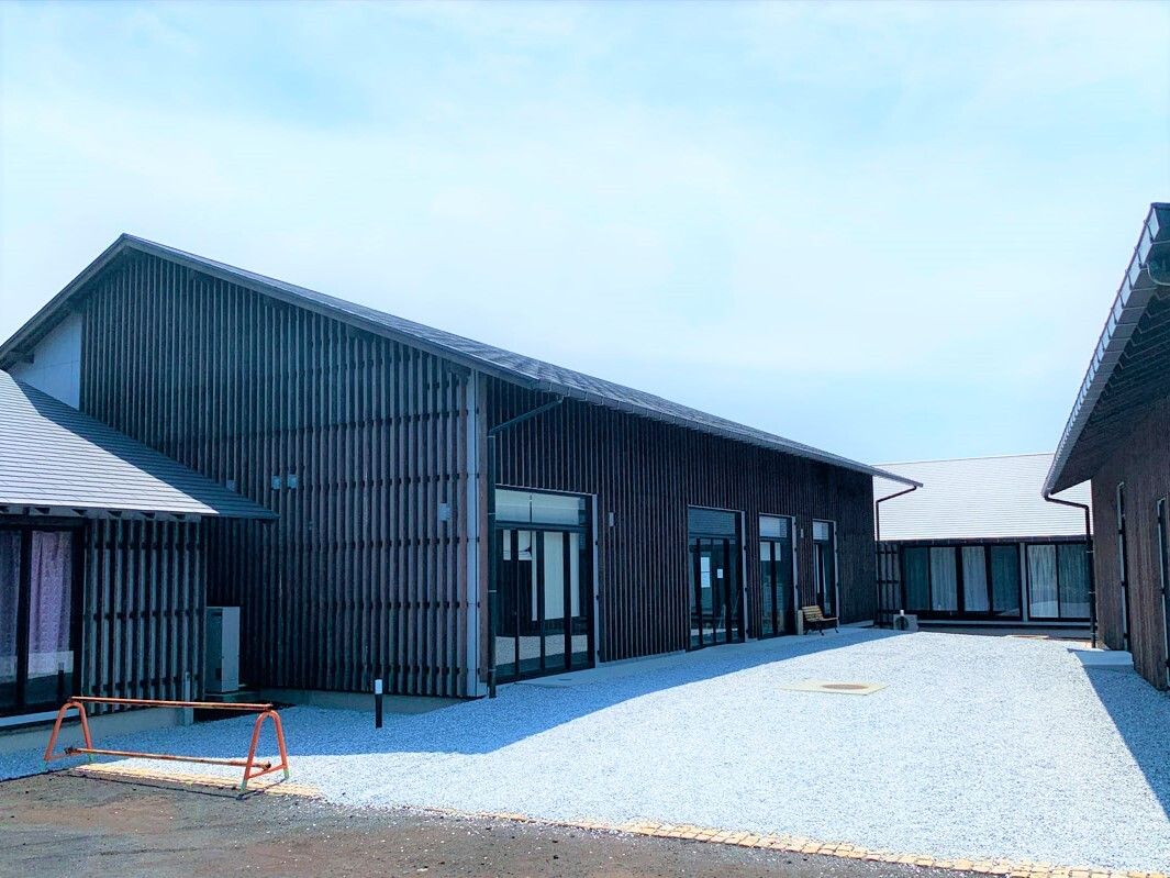 平屋建ての建物は木造で三角屋根が付き、コの字型となっている。建物の中心には広いスペースがあり、背の低い外灯も設置されている。