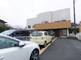 介護施設の外観と駐車場の風景
